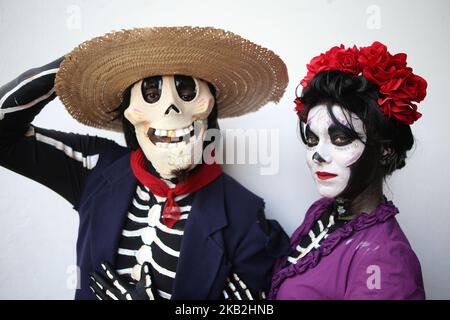 Menschen, die als Catrin und Catrina gekleidet sind, posieren für Fotos beim Festival, das den Tag von Los Muertos in Sao Paulo am 28. Oktober 2018 feiert. (Foto von Dario Oliveira/NurPhoto) Stockfoto