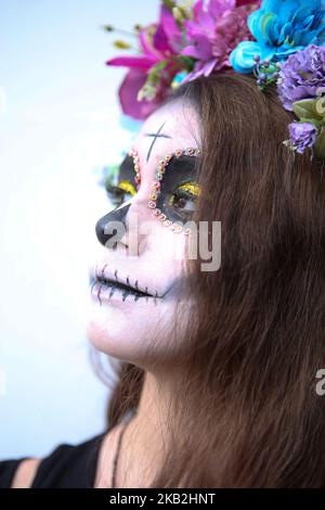 Menschen, die als Catrin und Catrina gekleidet sind, posieren für Fotos beim Festival, das den Tag von Los Muertos in Sao Paulo am 28. Oktober 2018 feiert. (Foto von Dario Oliveira/NurPhoto) Stockfoto