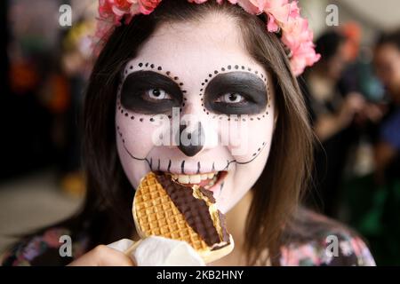 Menschen, die als Catrin und Catrina gekleidet sind, posieren für Fotos beim Festival, das den Tag von Los Muertos in Sao Paulo am 28. Oktober 2018 feiert. (Foto von Dario Oliveira/NurPhoto) Stockfoto