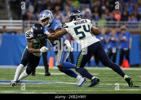 Der Detroit Lions Wide Receiver Golden Tate (15) wird von Seattle Seahawks starker Sicherheit Bradley McDougald (30) und Seattle Seahawks-Linebacker Bobby Wagner (54) während der ersten Hälfte eines NFL-Fußballspiels gegen die Seattle Seahawks in Detroit, Michigan, USA, am Sonntag, den 28. Oktober 2018, entlassen. (Foto von Amy Lemus/NurPhoto) Stockfoto