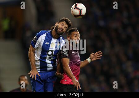 Portos brasilianischer Verteidiger, der sich am 28. Oktober 2018 im Dragao Stadium in Porto gegen den portugiesischen Verteidiger Tiago Mesquita (R) von Feirense aus der Premier League 2018/19 im Spiel zwischen dem FC Porto und CD Feirense aufhält, wetteifert. (Foto von Paulo Oliveira / DPI / NurPhoto) Stockfoto