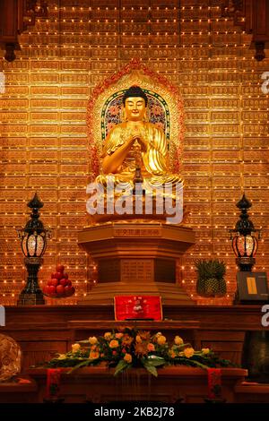 Buddha im Hauptheiligtum des Fo Guang Shan Buddhistischen Tempels in Mississauga, Ontario, Kanada. Dieser chinesische buddhistische Tempel wurde von Meister Hsing Yun gegründet und war ein Ort für Buddhisten, um ihre Weisheit zu fördern und zu kultivieren, sowie für chinesische Einwanderer, um ihre spirituelle Zuneigung zu verbessern. (Foto von Creative Touch Imaging Ltd./NurPhoto) Stockfoto