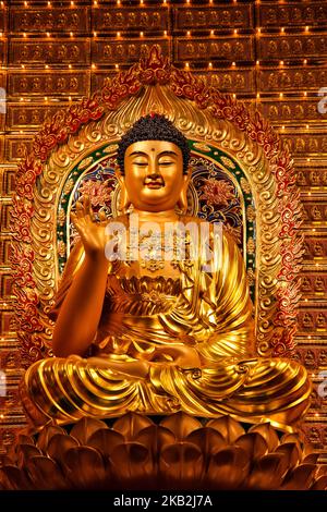 Buddha im Hauptheiligtum des Fo Guang Shan Buddhistischen Tempels in Mississauga, Ontario, Kanada. Dieser chinesische buddhistische Tempel wurde von Meister Hsing Yun gegründet und war ein Ort für Buddhisten, um ihre Weisheit zu fördern und zu kultivieren, sowie für chinesische Einwanderer, um ihre spirituelle Zuneigung zu verbessern. (Foto von Creative Touch Imaging Ltd./NurPhoto) Stockfoto