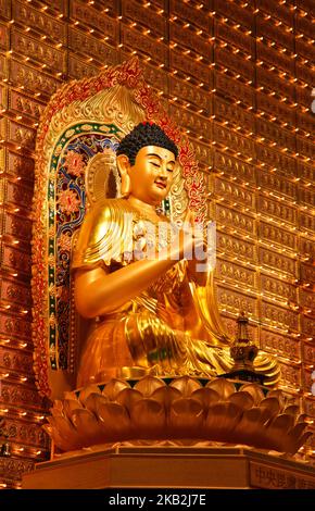 Buddha im Hauptheiligtum des Fo Guang Shan Buddhistischen Tempels in Mississauga, Ontario, Kanada. Dieser chinesische buddhistische Tempel wurde von Meister Hsing Yun gegründet und war ein Ort für Buddhisten, um ihre Weisheit zu fördern und zu kultivieren, sowie für chinesische Einwanderer, um ihre spirituelle Zuneigung zu verbessern. (Foto von Creative Touch Imaging Ltd./NurPhoto) Stockfoto