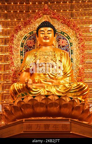 Buddha im Hauptheiligtum des Fo Guang Shan Buddhistischen Tempels in Mississauga, Ontario, Kanada. Dieser chinesische buddhistische Tempel wurde von Meister Hsing Yun gegründet und war ein Ort für Buddhisten, um ihre Weisheit zu fördern und zu kultivieren, sowie für chinesische Einwanderer, um ihre spirituelle Zuneigung zu verbessern. (Foto von Creative Touch Imaging Ltd./NurPhoto) Stockfoto