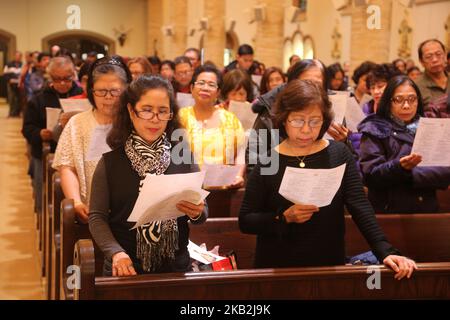 Philippinische Katholiken singen bei einer besonderen Messe zum Fest des Santo Niño de Cebú in Toronto, Ontario, Kanada, Hymnen. Die Hingabe an das Santo Niño (das heilige Kind), ein Bild Jesu als kleiner Junge, der in der Regel als König gekleidet ist, ist eine tragende Säule des philippinischen katholischen Lebens. (Foto von Creative Touch Imaging Ltd./NurPhoto) Stockfoto