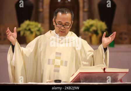 Der philippinisch-katholische Priester hält eine besondere Messe während des Festes von Santo Niño de Cebú in Toronto, Ontario, Kanada. Die Hingabe an das Santo Niño (das heilige Kind), ein Bild Jesu als kleiner Junge, der in der Regel als König gekleidet ist, ist eine tragende Säule des philippinischen katholischen Lebens. (Foto von Creative Touch Imaging Ltd./NurPhoto) Stockfoto