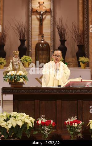 Der philippinisch-katholische Priester hält eine besondere Messe während des Festes von Santo Niño de Cebú in Toronto, Ontario, Kanada. Die Hingabe an das Santo Niño (das heilige Kind), ein Bild Jesu als kleiner Junge, der in der Regel als König gekleidet ist, ist eine tragende Säule des philippinischen katholischen Lebens. (Foto von Creative Touch Imaging Ltd./NurPhoto) Stockfoto