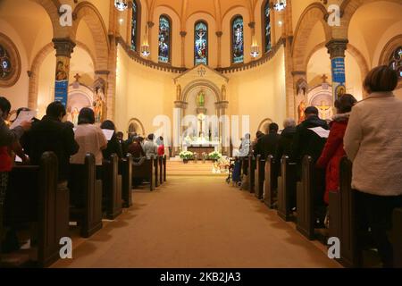 Philippinische Katholiken singen bei einer besonderen Messe zum Fest des Santo Niño de Cebú in Toronto, Ontario, Kanada, Hymnen. Die Hingabe an das Santo Niño (das heilige Kind), ein Bild Jesu als kleiner Junge, der in der Regel als König gekleidet ist, ist eine tragende Säule des philippinischen katholischen Lebens. (Foto von Creative Touch Imaging Ltd./NurPhoto) Stockfoto