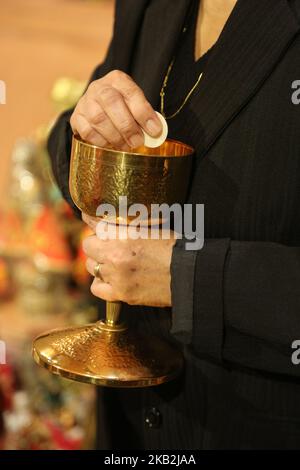 Philippinische Katholiken nehmen an der Kommunion Teil, während einer besonderen Messe zum Fest des Santo Niño de Cebú in Toronto, Ontario, Kanada. Die Hingabe an das Santo Niño (das heilige Kind), ein Bild Jesu als kleiner Junge, der in der Regel als König gekleidet ist, ist eine tragende Säule des philippinischen katholischen Lebens. (Foto von Creative Touch Imaging Ltd./NurPhoto) Stockfoto