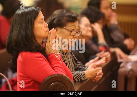 Philippinische Katholiken beten während einer besonderen Messe zum Fest des Santo Niño de Cebú in Toronto, Ontario, Kanada. Die Hingabe an das Santo Niño (das heilige Kind), ein Bild Jesu als kleiner Junge, der in der Regel als König gekleidet ist, ist eine tragende Säule des philippinischen katholischen Lebens. (Foto von Creative Touch Imaging Ltd./NurPhoto) Stockfoto