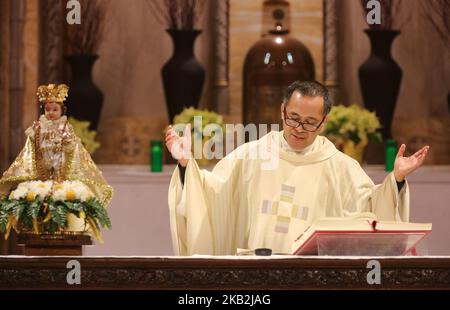 Der philippinisch-katholische Priester hält eine besondere Messe während des Festes von Santo Niño de Cebú in Toronto, Ontario, Kanada. Die Hingabe an das Santo Niño (das heilige Kind), ein Bild Jesu als kleiner Junge, der in der Regel als König gekleidet ist, ist eine tragende Säule des philippinischen katholischen Lebens. (Foto von Creative Touch Imaging Ltd./NurPhoto) Stockfoto