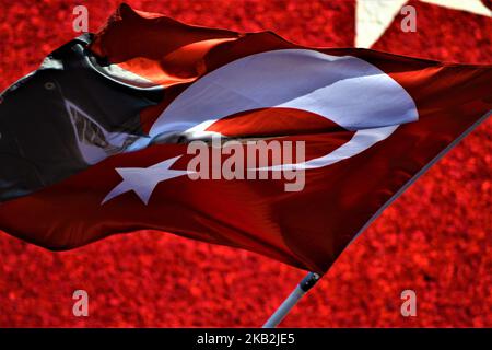 Die türkische Nationalflagge schwenkt am Anitkabir, dem Mausoleum von Mustafa Kemal Atatürk, dem Gründungspräsidenten der modernen Türkei, am 95.. Jahrestag des Türkischen Nationalfeiertages in Ankara am 29. Oktober 2018. Der Tag der Republik ist einer der Feiertage im Land, an dem die Ausrufung der Republik Türkei vor 95 Jahren im Jahr 1923 gefeiert wird. Der Tag der Republik erinnert an die Ereignisse vom 29. Oktober 1923, als Atatürk erklärte, dass die Türkei fortan eine republik sei. (Foto von Altan Gocher/NurPhoto) Stockfoto