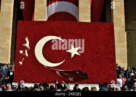 Am 29. Oktober 2018, dem 95.. Jahrestag des türkischen Staatstages in Ankara, winkt ein Besucher vor einem Brett in Form der türkischen Nationalflagge in Anitkabir, dem Mausoleum von Mustafa Kemal Atatürk, dem Gründungspräsidenten der modernen Türkei. Der Tag der Republik ist einer der Feiertage im Land, an dem die Ausrufung der Republik Türkei vor 95 Jahren im Jahr 1923 gefeiert wird. Der Tag der Republik erinnert an die Ereignisse vom 29. Oktober 1923, als Atatürk erklärte, dass die Türkei fortan eine republik sei. (Foto von Altan Gocher/NurPhoto) Stockfoto