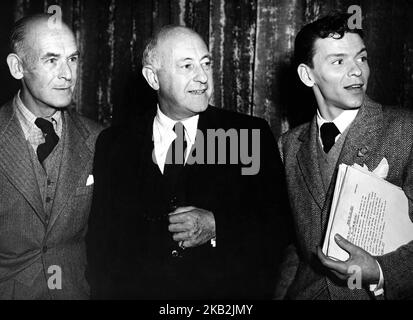 JAMES GLEASON moderat CECIL B. DeMille und FRANK SINATRA Candid während der Lux Radio Theatre Sendung am 21. 1944. Februar von WAKE UP UND LIVE-Werbung für Columbia Broadcasting System (CBS) Stockfoto