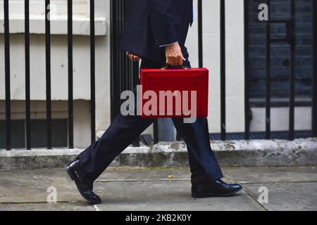 Der Schatzkanzler Philip Hammond präsentiert die rote Budget Box, als er von 11 Downing Streets aufbricht, um sich zum Parlament zu machen, um am 29. Oktober 2018 in London seine Haushaltsankündigung für 2018 zu überreichen. Die Rede der Kanzlerin zum Haushalt ist die letzte vor dem offiziellen Brexit-Datum im nächsten Jahr, dem 29. März 2019. (Foto von Alberto Pezzali/NurPhoto) Stockfoto