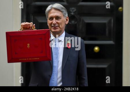 Der Schatzkanzler Philip Hammond präsentiert die rote Budget Box, als er von 11 Downing Streets aufbricht, um sich zum Parlament zu machen, um am 29. Oktober 2018 in London seine Haushaltsankündigung für 2018 zu überreichen. Die Rede der Kanzlerin zum Haushalt ist die letzte vor dem offiziellen Brexit-Datum im nächsten Jahr, dem 29. März 2019. (Foto von Alberto Pezzali/NurPhoto) Stockfoto