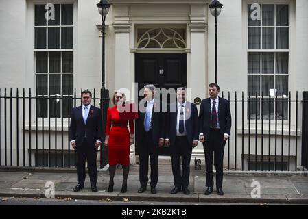 Der Schatzkanzler Philip Hammond (C) überreicht die rote Haushaltsbox mit den Ministern (L-R), dem Finanzminister, Robert Jenrick, dem Chief Secretary of the Treasury, Elizabeth Truss, der Finanzsekretärin des Schatzamtes, Mel Stride und dem Finanzminister John Glenn, Als er die 11 Downing Street verlässt, um am 29. Oktober 2018 seine Budgetankündigung für 2018 dem Londoner Parlament zu übergeben. Die Rede der Kanzlerin zum Haushalt ist die letzte vor dem offiziellen Brexit-Datum im nächsten Jahr, dem 29. März 2019. (Foto von Alberto Pezzali/NurPhoto) Stockfoto