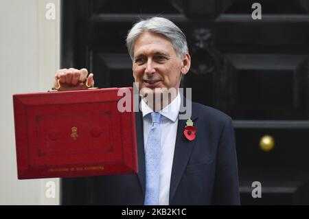 Der Schatzkanzler Philip Hammond präsentiert die rote Budget Box, als er von 11 Downing Streets aufbricht, um sich zum Parlament zu machen, um am 29. Oktober 2018 in London seine Haushaltsankündigung für 2018 zu überreichen. Die Rede der Kanzlerin zum Haushalt ist die letzte vor dem offiziellen Brexit-Datum im nächsten Jahr, dem 29. März 2019. (Foto von Alberto Pezzali/NurPhoto) Stockfoto