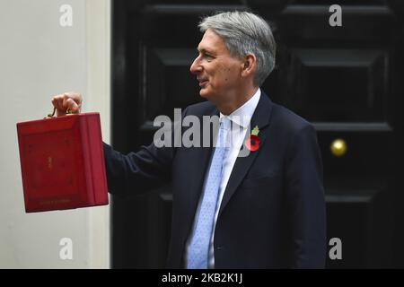 Der Schatzkanzler Philip Hammond präsentiert die rote Budget Box, als er von 11 Downing Streets aufbricht, um sich zum Parlament zu machen, um am 29. Oktober 2018 in London seine Haushaltsankündigung für 2018 zu überreichen. Die Rede der Kanzlerin zum Haushalt ist die letzte vor dem offiziellen Brexit-Datum im nächsten Jahr, dem 29. März 2019. (Foto von Alberto Pezzali/NurPhoto) Stockfoto