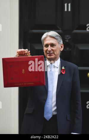 Der Schatzkanzler Philip Hammond präsentiert die rote Budget Box, als er von 11 Downing Streets aufbricht, um sich zum Parlament zu machen, um am 29. Oktober 2018 in London seine Haushaltsankündigung für 2018 zu überreichen. Die Rede der Kanzlerin zum Haushalt ist die letzte vor dem offiziellen Brexit-Datum im nächsten Jahr, dem 29. März 2019. (Foto von Alberto Pezzali/NurPhoto) Stockfoto