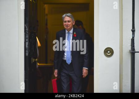 Philip Hammond, Schatzkanzler, tritt aus 11 Downing Streets hervor, als er sich zum Parlament aufmacht, um am 29. Oktober 2018 in London seine Haushaltsankündigung für 2018 zu überbringen. Die Rede der Kanzlerin zum Haushalt ist die letzte vor dem offiziellen Brexit-Datum im nächsten Jahr, dem 29. März 2019. (Foto von Alberto Pezzali/NurPhoto) Stockfoto