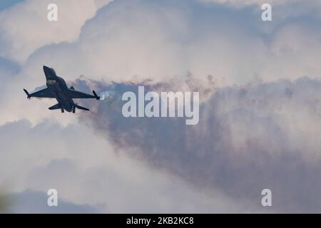 Eine hellenische Luftwaffe F-16C Block 52+, die während der Militärparade am 28.. Oktober 2018, dem 'Oxi-Tag', an den die Ablehnung des Ultimatums durch den italienischen Diktator Benito Mussolini im Jahr 1940 durch Griechenland erinnert, über Thessaloniki flog. (Foto von Nicolas Economou/NurPhoto) Stockfoto