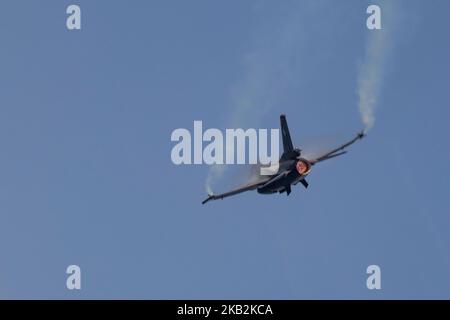 Eine hellenische Luftwaffe F-16C Block 52+, die während der Militärparade am 28.. Oktober 2018, dem 'Oxi-Tag', an den die Ablehnung des Ultimatums durch den italienischen Diktator Benito Mussolini im Jahr 1940 durch Griechenland erinnert, über Thessaloniki flog. (Foto von Nicolas Economou/NurPhoto) Stockfoto