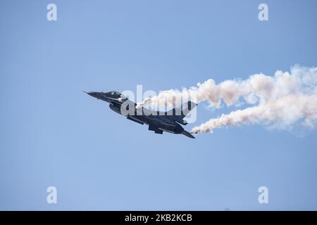 Eine hellenische Luftwaffe F-16C Block 52+, die während der Militärparade am 28.. Oktober 2018, dem 'Oxi-Tag', an den die Ablehnung des Ultimatums durch den italienischen Diktator Benito Mussolini im Jahr 1940 durch Griechenland erinnert, über Thessaloniki flog. (Foto von Nicolas Economou/NurPhoto) Stockfoto