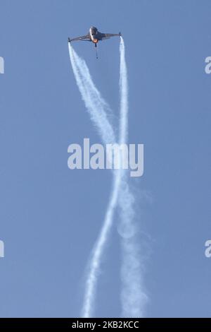 Eine hellenische Luftwaffe F-16C Block 52+, die während der Militärparade am 28.. Oktober 2018, dem 'Oxi-Tag', an den die Ablehnung des Ultimatums durch den italienischen Diktator Benito Mussolini im Jahr 1940 durch Griechenland erinnert, über Thessaloniki flog. (Foto von Nicolas Economou/NurPhoto) Stockfoto