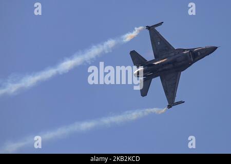 Eine hellenische Luftwaffe F-16C Block 52+, die während der Militärparade am 28.. Oktober 2018, dem 'Oxi-Tag', an den die Ablehnung des Ultimatums durch den italienischen Diktator Benito Mussolini im Jahr 1940 durch Griechenland erinnert, über Thessaloniki flog. (Foto von Nicolas Economou/NurPhoto) Stockfoto