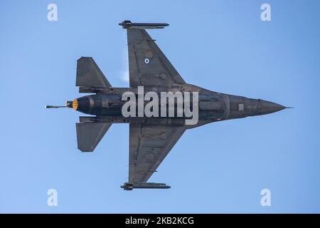 Eine hellenische Luftwaffe F-16C Block 52+, die während der Militärparade am 28.. Oktober 2018, dem 'Oxi-Tag', an den die Ablehnung des Ultimatums durch den italienischen Diktator Benito Mussolini im Jahr 1940 durch Griechenland erinnert, über Thessaloniki flog. (Foto von Nicolas Economou/NurPhoto) Stockfoto