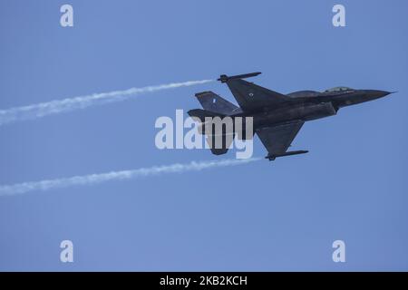 Eine hellenische Luftwaffe F-16C Block 52+, die während der Militärparade am 28.. Oktober 2018, dem 'Oxi-Tag', an den die Ablehnung des Ultimatums durch den italienischen Diktator Benito Mussolini im Jahr 1940 durch Griechenland erinnert, über Thessaloniki flog. (Foto von Nicolas Economou/NurPhoto) Stockfoto