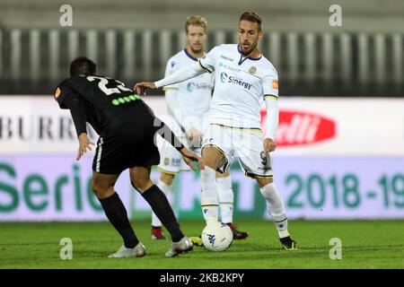 Antonino Ragusa von Hellas Veronabeim italienischen Spiel der Serie B 2018/2019 zwischen Ascoli Calcio 1898 FC und Hellas Verona am 30. Oktober 2018 im Stadion Cino e Lillo Del Duca in Ascoli Piceno, Italien. (Foto von Danilo Di Giovanni/NurPhoto) Stockfoto