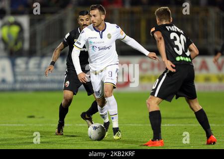 Antonino Ragusa von Hellas Veronabeim italienischen Spiel der Serie B 2018/2019 zwischen Ascoli Calcio 1898 FC und Hellas Verona am 30. Oktober 2018 im Stadion Cino e Lillo Del Duca in Ascoli Piceno, Italien. (Foto von Danilo Di Giovanni/NurPhoto) Stockfoto