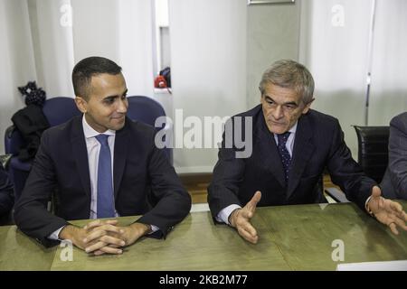 31/10/2018 Turin, Italien. Treffen im Palazzo della Regione über die Situation der Arbeiter von Comital-Lamalù von Volpiano. Der Minister für Arbeit und wirtschaftliche Entwicklung Luigi Di Maio und der Präsident der Region Piemonte, Sergio Chiamparino, diskutieren über die schwierige Situation der Arbeit in Piemonte. Es ist das erste Treffen eines Regierungsmitglieds nach dem Verlust der Bewerbung der olympischen Spiele und der wahrscheinlichen Entscheidung, das Hochgeschwindigkeitszugsprojekt (TAV) zu stoppen. Im Bild: Di Maio und Chiamparino während des Treffens. (Foto von Mauro Ujetto/NurPhoto) Stockfoto