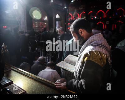 Am 30. Oktober 2018 versammeln sich im irakischen Karbala Millionen schiitischer Muslime in der heiligen Stadt Karbala, genauer gesagt an der heiligen Schwelle von Husseiniya, jedes Jahr zum 40.. Jahrestag von Imam Hussein, Friede sei mit ihm, der vor mehr als tausend Jahren in Karbala starb. Dort grüßen sie die Trauer und das Beileid in der Mitte der Schwelle, mit dem Besuch des Imam und des gesegneten großen Heiligtums. (Foto von Sayed Baqer AlKamel/NurPhoto) Stockfoto