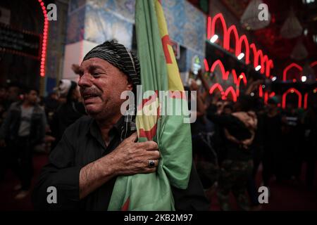 Am 30. Oktober 2018 versammeln sich im irakischen Karbala Millionen schiitischer Muslime in der heiligen Stadt Karbala, genauer gesagt an der heiligen Schwelle von Husseiniya, jedes Jahr zum 40.. Jahrestag von Imam Hussein, Friede sei mit ihm, der vor mehr als tausend Jahren in Karbala starb. Dort grüßen sie die Trauer und das Beileid in der Mitte der Schwelle, mit dem Besuch des Imam und des gesegneten großen Heiligtums. (Foto von Sayed Baqer AlKamel/NurPhoto) Stockfoto