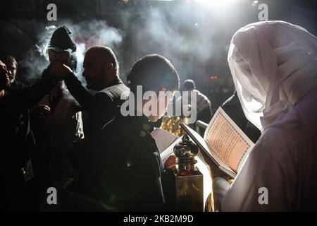 Am 30. Oktober 2018 versammeln sich im irakischen Karbala Millionen schiitischer Muslime in der heiligen Stadt Karbala, genauer gesagt an der heiligen Schwelle von Husseiniya, jedes Jahr zum 40.. Jahrestag von Imam Hussein, Friede sei mit ihm, der vor mehr als tausend Jahren in Karbala starb. Dort grüßen sie die Trauer und das Beileid in der Mitte der Schwelle, mit dem Besuch des Imam und des gesegneten großen Heiligtums. (Foto von Sayed Baqer AlKamel/NurPhoto) Stockfoto