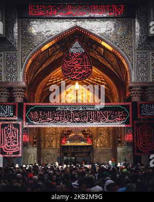 Am 30. Oktober 2018 versammeln sich im irakischen Karbala Millionen schiitischer Muslime in der heiligen Stadt Karbala, genauer gesagt an der heiligen Schwelle von Husseiniya, jedes Jahr zum 40.. Jahrestag von Imam Hussein, Friede sei mit ihm, der vor mehr als tausend Jahren in Karbala starb. Dort grüßen sie die Trauer und das Beileid in der Mitte der Schwelle, mit dem Besuch des Imam und des gesegneten großen Heiligtums. (Foto von Sayed Baqer AlKamel/NurPhoto) Stockfoto