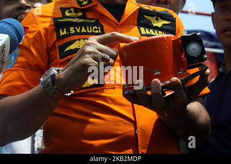 Der Leiter der nationalen SAR-Agentur, Vizemarschall Syaugi, zeigt dem Medienpersonal am 1. November 2018 auf dem Forschungsschiff Baruna Jaya I in der Karawang Bay, West-java, den Datenschreiber Lion Air JT610. Das Join SAR-Team fand und evakuierte den Lion Air B737 Max 8-Flugdatenschreiber am 4.. Tag des SAR-Betriebs nach dem Flugzeugunglück in der Karawang-Bucht, wenige Minuten nach dem Start von Jakarta. (Foto von Aditya Irawan/NurPhoto) Stockfoto