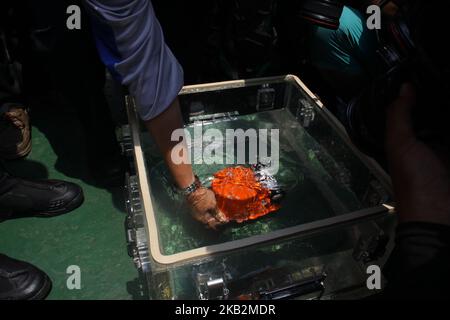 Der Leiter der nationalen SAR-Agentur, Vizemarschall Syaugi, zeigt dem Medienpersonal am 1. November 2018 auf dem Forschungsschiff Baruna Jaya I in der Karawang Bay, West-java, den Datenschreiber Lion Air JT610. Das Join SAR-Team fand und evakuierte den Lion Air B737 Max 8-Flugdatenschreiber am 4.. Tag des SAR-Betriebs nach dem Flugzeugunglück in der Karawang-Bucht, wenige Minuten nach dem Start von Jakarta. (Foto von Aditya Irawan/NurPhoto) Stockfoto