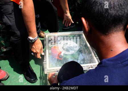Der Leiter der nationalen SAR-Agentur, Vizemarschall Syaugi, zeigt dem Medienpersonal am 1. November 2018 auf dem Forschungsschiff Baruna Jaya I in der Karawang Bay, West-java, den Datenschreiber Lion Air JT610. Das Join SAR-Team fand und evakuierte den Lion Air B737 Max 8-Flugdatenschreiber am 4.. Tag des SAR-Betriebs nach dem Flugzeugunglück in der Karawang-Bucht, wenige Minuten nach dem Start von Jakarta. (Foto von Aditya Irawan/NurPhoto) Stockfoto