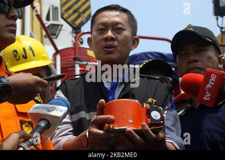 Der Leiter der nationalen SAR-Agentur, Vizemarschall Syaugi, zeigt dem Medienpersonal am 1. November 2018 auf dem Forschungsschiff Baruna Jaya I in der Karawang Bay, West-java, den Datenschreiber Lion Air JT610. Das Join SAR-Team fand und evakuierte den Lion Air B737 Max 8-Flugdatenschreiber am 4.. Tag des SAR-Betriebs nach dem Flugzeugunglück in der Karawang-Bucht, wenige Minuten nach dem Start von Jakarta. (Foto von Aditya Irawan/NurPhoto) Stockfoto