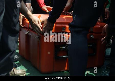 Der Leiter der nationalen SAR-Agentur, Vizemarschall Syaugi, zeigt dem Medienpersonal am 1. November 2018 auf dem Forschungsschiff Baruna Jaya I in der Karawang Bay, West-java, den Datenschreiber Lion Air JT610. Das Join SAR-Team fand und evakuierte den Lion Air B737 Max 8-Flugdatenschreiber am 4.. Tag des SAR-Betriebs nach dem Flugzeugunglück in der Karawang-Bucht, wenige Minuten nach dem Start von Jakarta. (Foto von Aditya Irawan/NurPhoto) Stockfoto