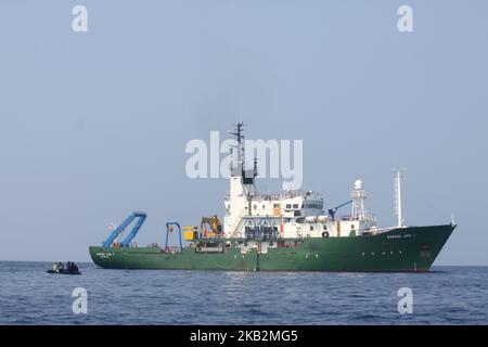 Der Riset-Wesel Baruna Jaya führt am 31. Oktober 2018 Suchaktivitäten für den 3.-tägigen SAR-Betrieb eines abgestürzten Lion Air-Flugzeugs in der Karawang Bay durch. Der Befehlshaber der indonesischen Streitkräfte, Marschall Hadi Tjahjanto und der Leiter der nationalen SAR-Agentur, Vizemeschall Syaugi, Auf der Pressekonversenz erklärte, dass das Forschungsschiff Baruna Jaya es geschafft habe, Trümmer zu finden und einen Ping-Locator zu erkennen, der angeblich dem Lion Air JT-610-Flugzeug gehört, das am 29. Oktober, wenige Minuten nach dem Start von Jakarta, in der Bucht von Karawang fiel. (Foto von Aditya Irawan/NurPhoto) Stockfoto