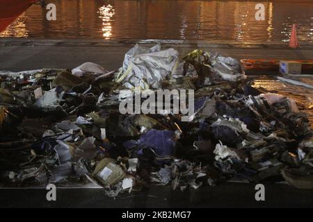 Trümmer und persönliche Gegenstände der Opfer von abgestürzten B737 Flugzeugen des Typs max 8, die am 31. Oktober 2018 im internationalen Containerterminal II von Jakarta im Hafen von Tanjung Priok, Jakarta, gesammelt wurden. Der Befehlshaber der indonesischen Streitkräfte, Marschall Hadi Tjahjanto und der Leiter der nationalen SAR-Agentur, Vizemeschall Syaugi, Auf der Pressekonversenz erklärte, dass das Forschungsschiff Baruna Jaya es geschafft habe, Trümmer zu finden und einen Ping-Locator zu erkennen, der angeblich dem Lion Air JT-610-Flugzeug gehört, das am 29. Oktober, wenige Minuten nach dem Start von Jakarta, in der Bucht von Karawang fiel. (Foto von Aditya Irawan/NurPho Stockfoto