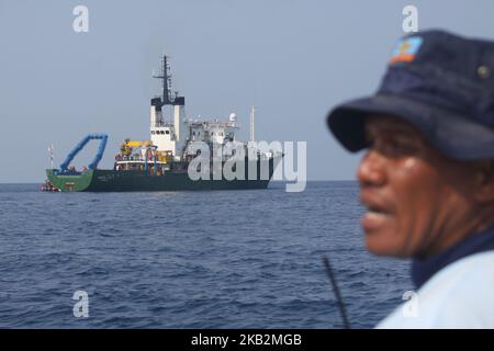 Der Riset-Wesel Baruna Jaya führt am 31. Oktober 2018 Suchaktivitäten für den 3.-tägigen SAR-Betrieb eines abgestürzten Lion Air-Flugzeugs in der Karawang Bay durch. Der Befehlshaber der indonesischen Streitkräfte, Marschall Hadi Tjahjanto und der Leiter der nationalen SAR-Agentur, Vizemeschall Syaugi, Auf der Pressekonversenz erklärte, dass das Forschungsschiff Baruna Jaya es geschafft habe, Trümmer zu finden und einen Ping-Locator zu erkennen, der angeblich dem Lion Air JT-610-Flugzeug gehört, das am 29. Oktober, wenige Minuten nach dem Start von Jakarta, in der Bucht von Karawang fiel. (Foto von Aditya Irawan/NurPhoto) Stockfoto