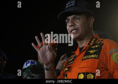 Leiter der nationalen SAR-Agentur, Vizemarschall Syaugi bei der Pressekonferenz zum SAR-Betrieb der abgestürzten Lion Air JT-610 am 31. Oktober 2018 im Jakarta International Container Terminal II, Jakarta. Der Befehlshaber der indonesischen Streitkräfte, Marschall Hadi Tjahjanto und der Leiter der nationalen SAR-Agentur, Vizemeschall Syaugi, Auf der Pressekonversenz erklärte, dass das Forschungsschiff Baruna Jaya es geschafft habe, Trümmer zu finden und einen Ping-Locator zu erkennen, der angeblich dem Lion Air JT-610-Flugzeug gehört, das am 29. Oktober, wenige Minuten nach dem Start von Jakarta, in der Bucht von Karawang fiel. (Foto von Aditya I Stockfoto