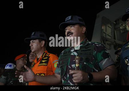 Der Kommandant der indonesischen Streitkräfte, Marschall Hadi Tjahjanto (R) und der Leiter der nationalen SAR-Agentur, Vizemarschall Syaugi (L), auf der Pressekonferenz im Zusammenhang mit dem SAR-Betrieb von abgestürzten Lion Air-Flugzeugen in der Karawang Bay am 31. Oktober 2018. Der Kommandant der indonesischen Streitkräfte, Marschall Hadi Tjahjanto und , erklärten, dass es dem Forschungsschiff Baruna Jaya gelungen sei, Trümmer zu finden und einen Ping-Locator zu erkennen, der angeblich dem Flugzeug Lion Air JT-610 gehört, das am 29. Oktober, wenige Minuten nach dem Start von Jakarta, in der Bucht von Karawang einstürzte. (Foto von Aditya Irawan/NurPhoto) Stockfoto